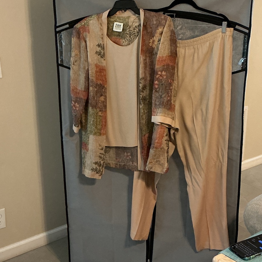 R&M Richards Green and Tan Floral Design